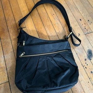 Travelon black 5 zippered compartment bag